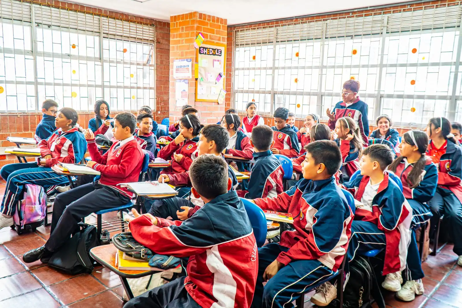 Estudiantes de bachillerato en clase en la Sede Administrativa