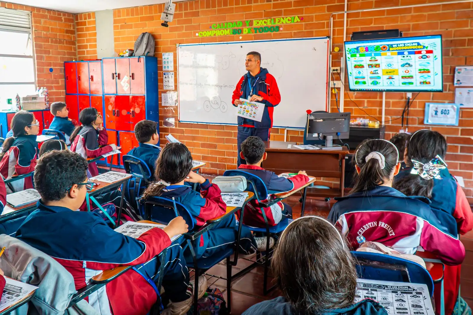 Clase con pantalla interactiva en la Sede Administrativa