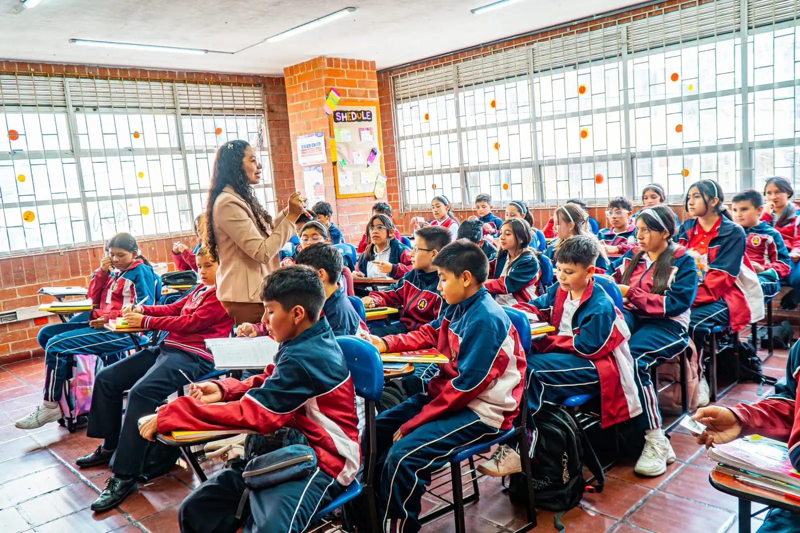 Docente con estudiantes de bachillerato en la Sede Administrativa