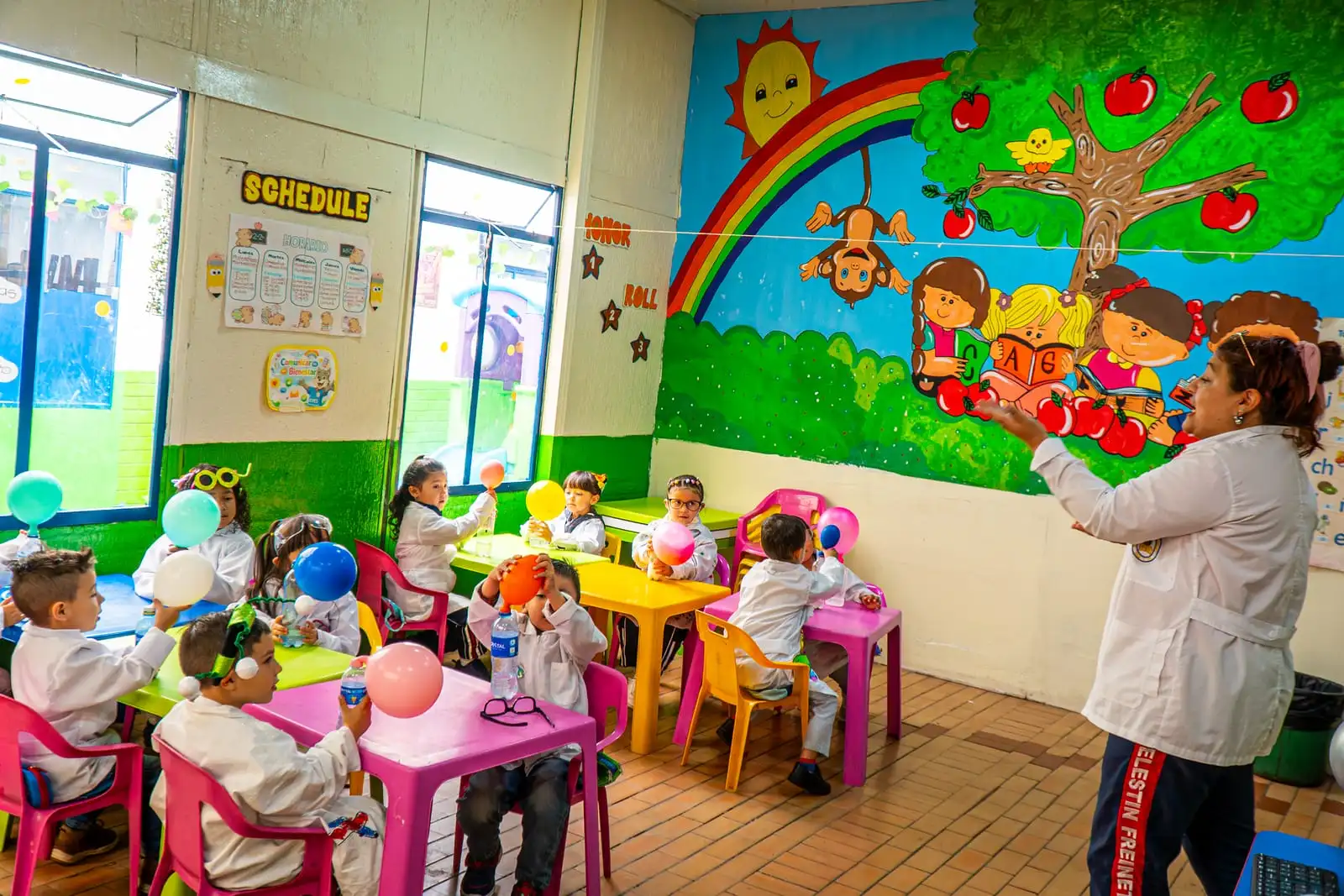 Clase de preescolar con globos en la Sede Administrativa