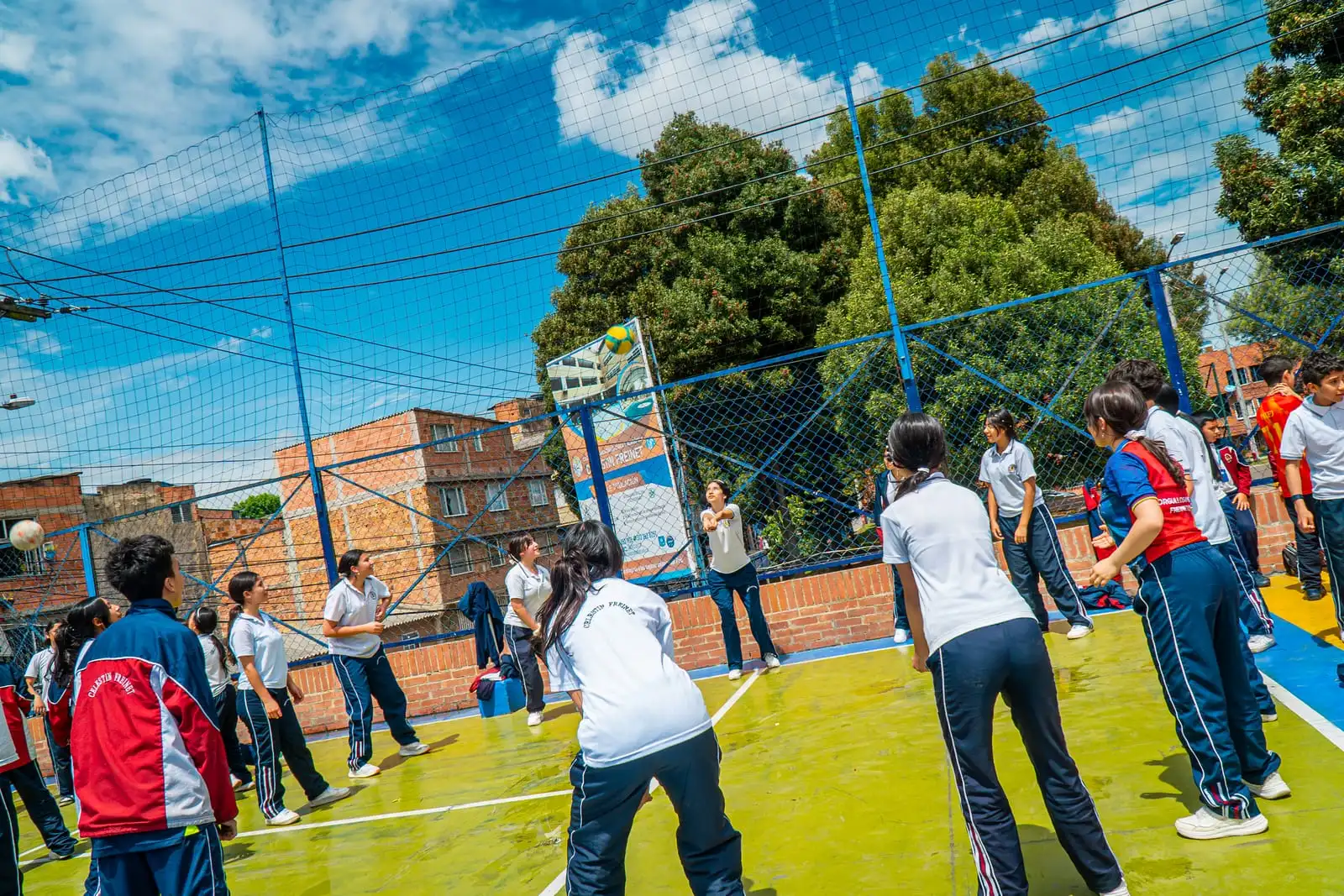 Estudiantes jugando en la cancha de la Sede Administrativa