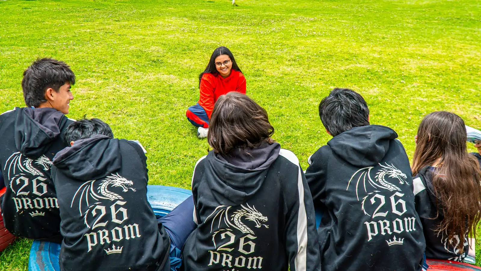 Estudiantes de último grado con sus chaquetas de promoción en el campus de la Sede Bilingüe
