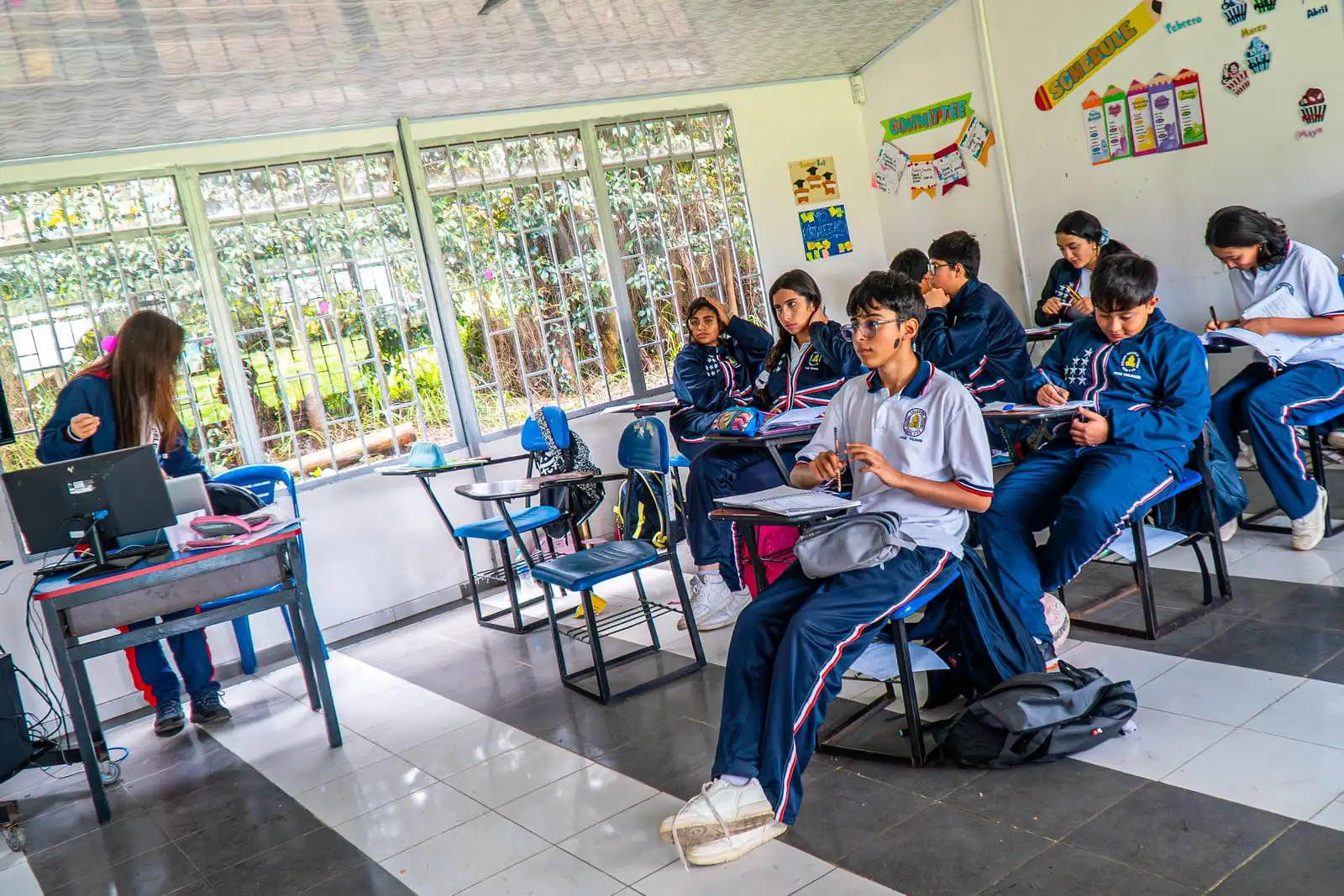 Estudiantes de bachillerato en clase en la Sede Bilingüe