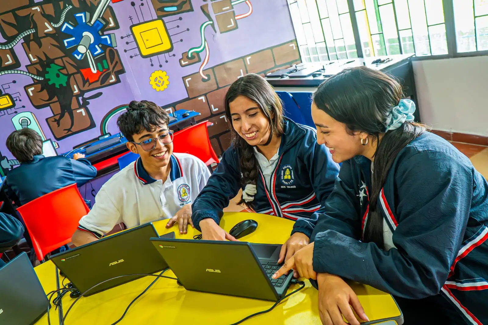 Estudiantes de bachillerato trabajando con portátiles en la Sede Bilingüe