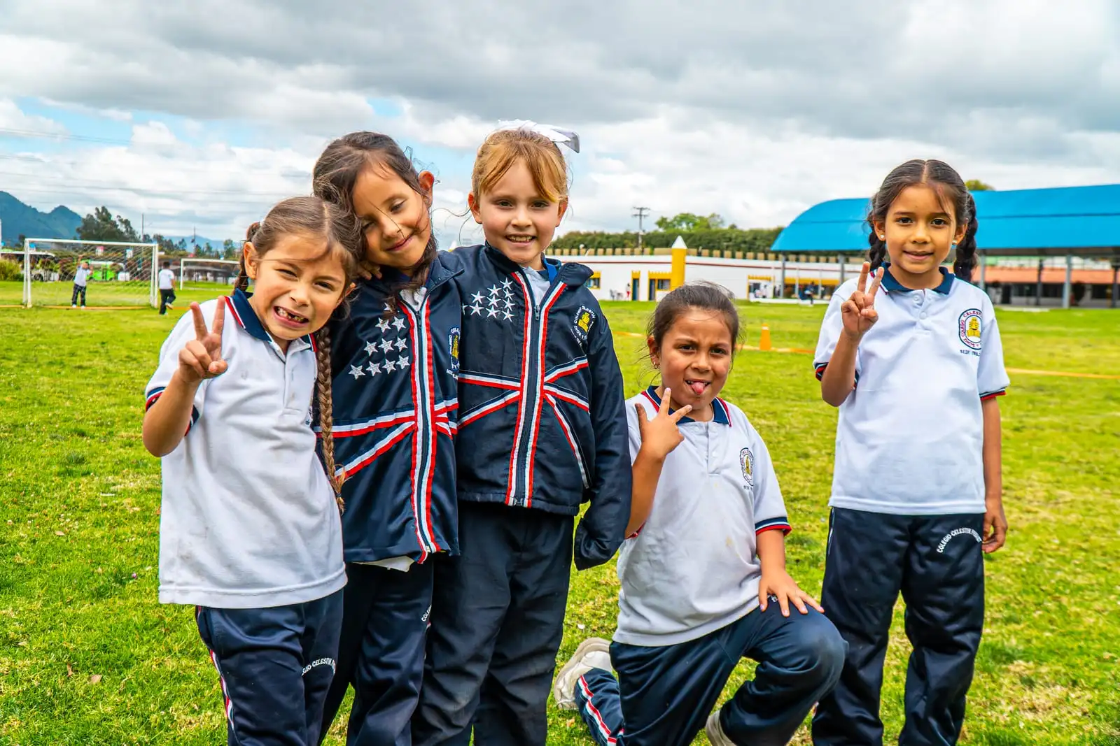 Niñas de primaria en el campo de la Sede Bilingüe