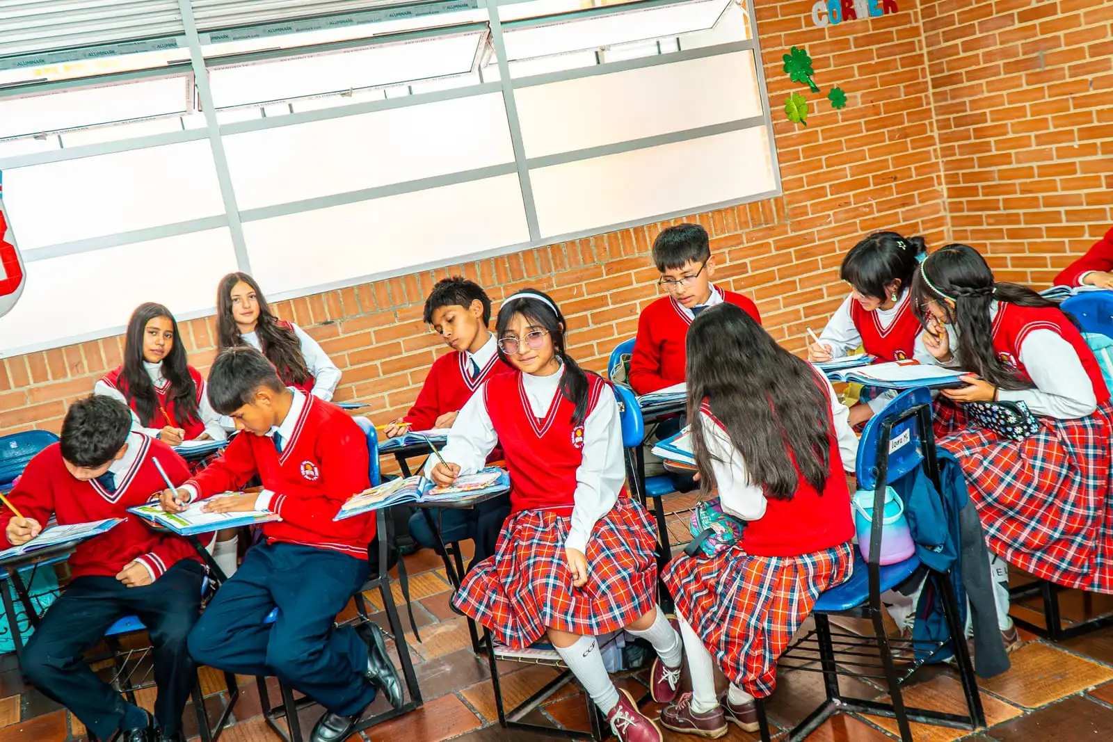 Estudiantes de primaria en clase en Ciudad Verde