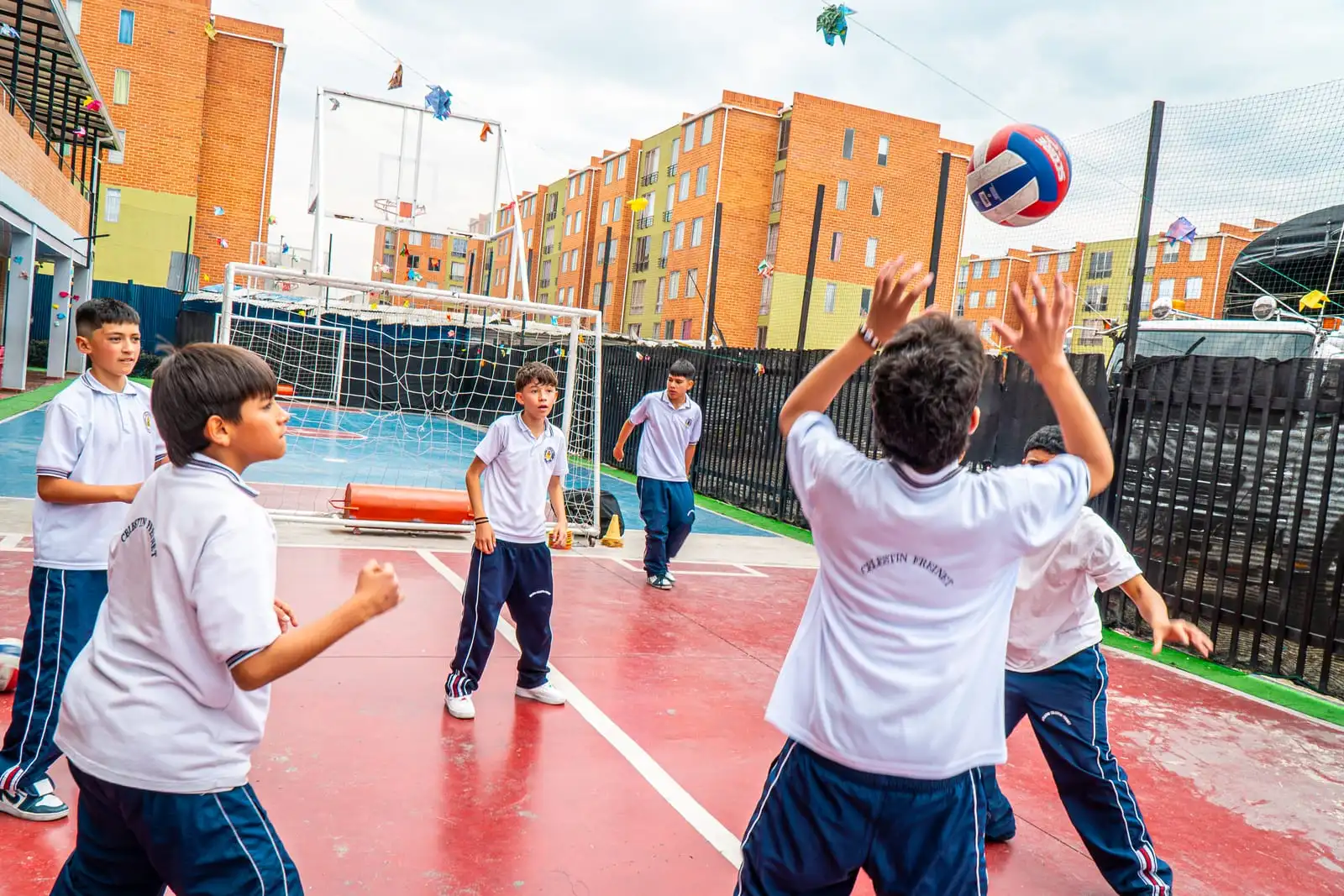 Voleibol en la cancha de Ciudad Verde