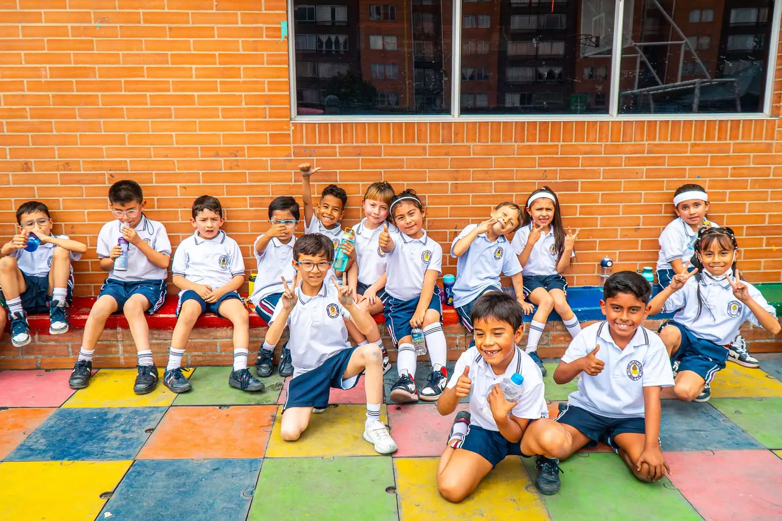 Estudiantes en el patio de Ciudad Verde