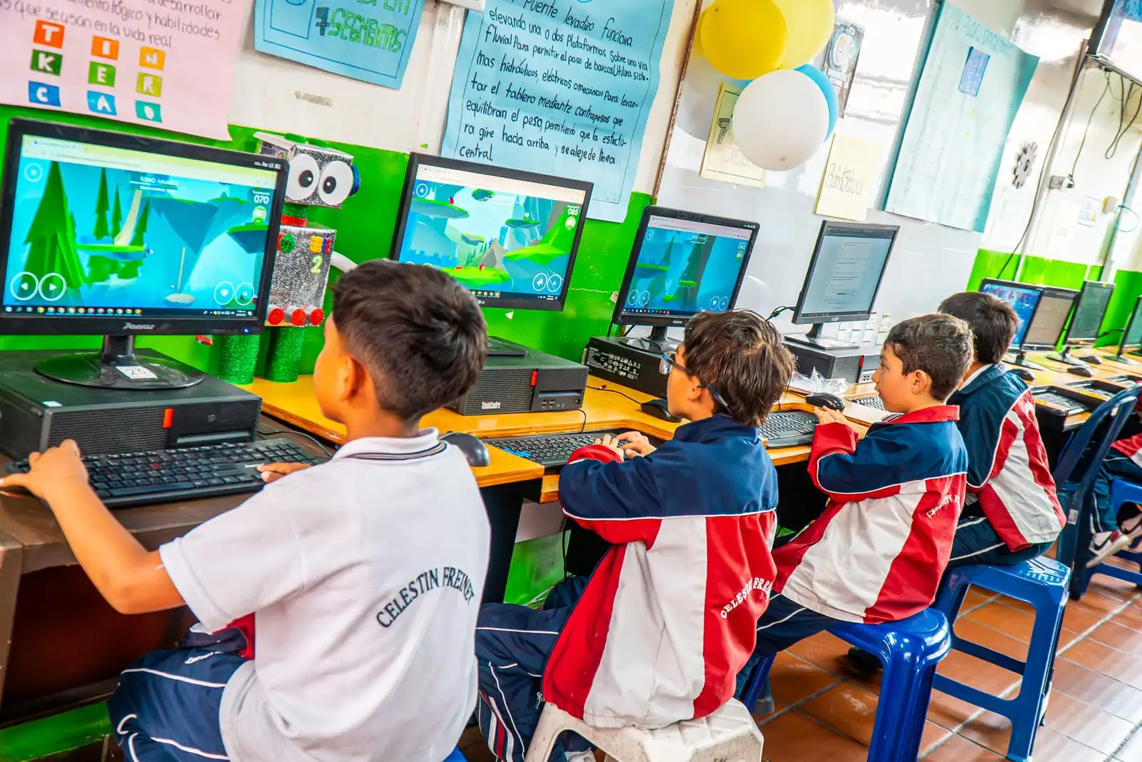 Estudiantes de primaria en la sala de cómputo de Ciudad Verde