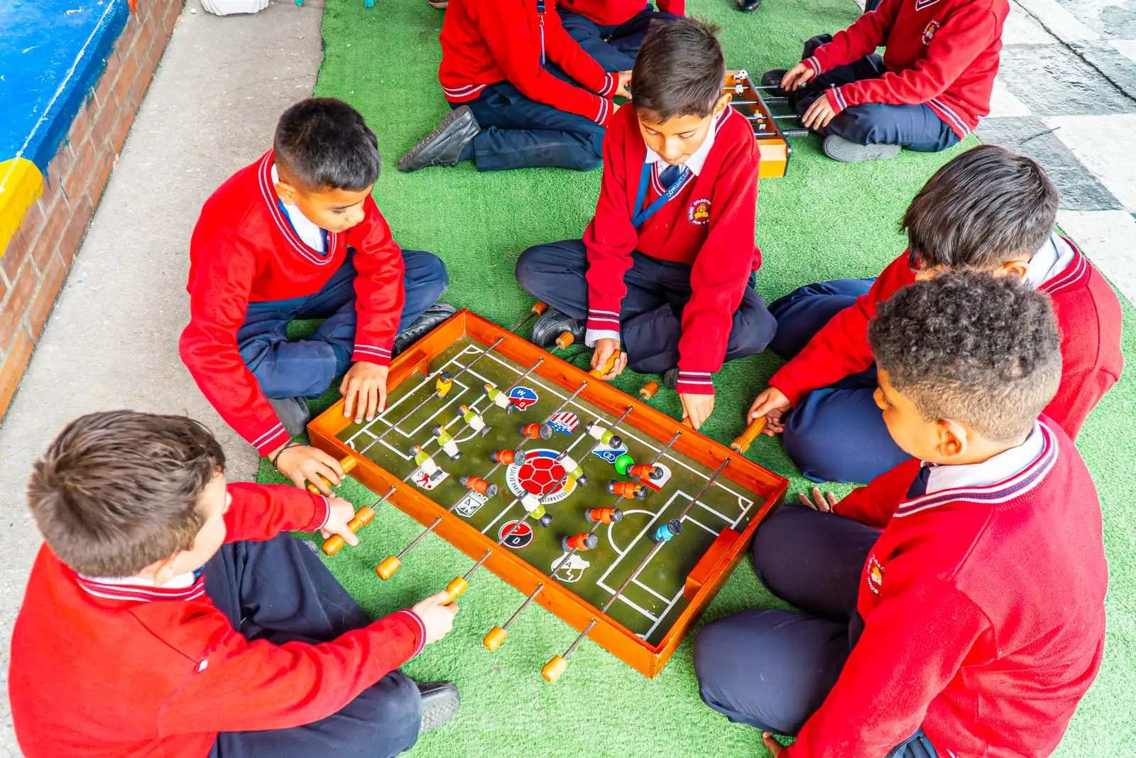 Estudiantes de primaria con un juego de mesa en Ciudad Verde