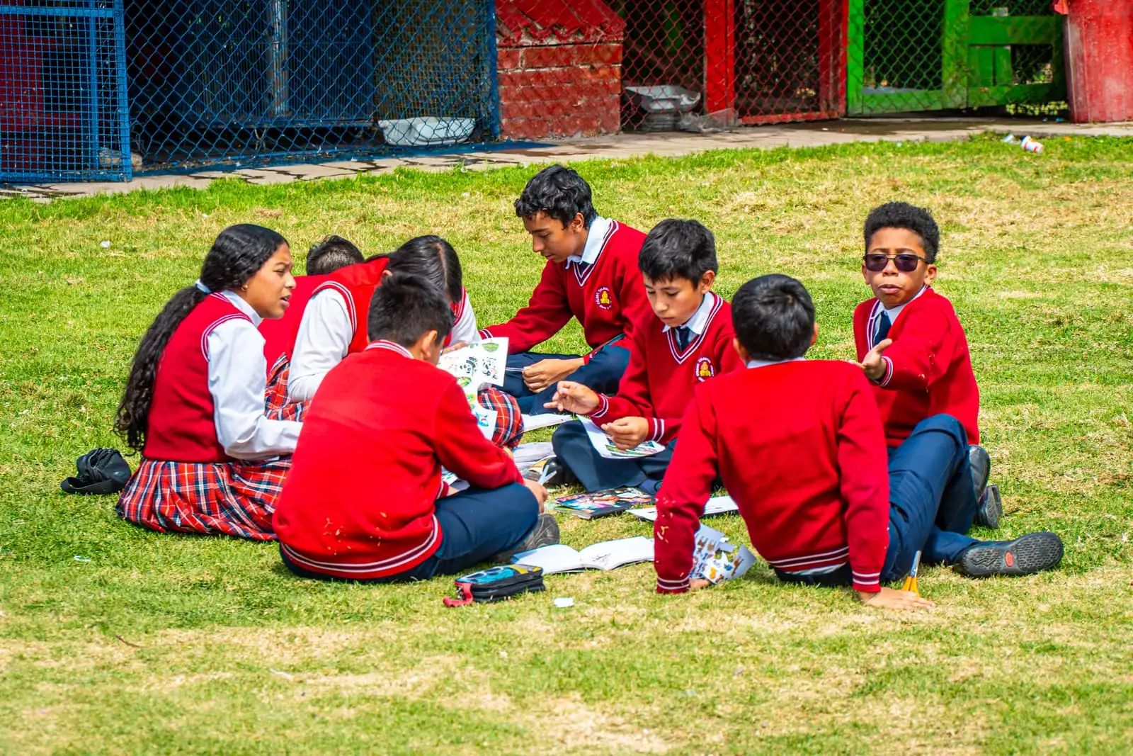 Estudiantes leyendo en el prado de la Sede Norte