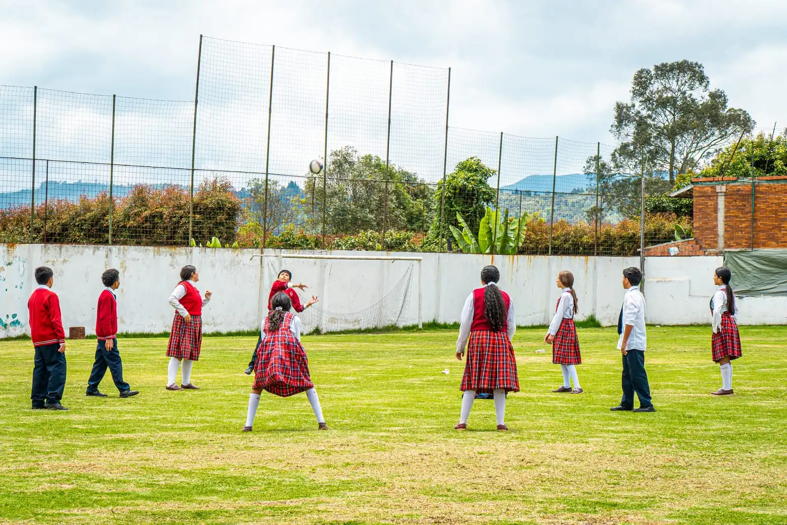 Estudiantes jugando en la cancha de fútbol de la Sede Norte