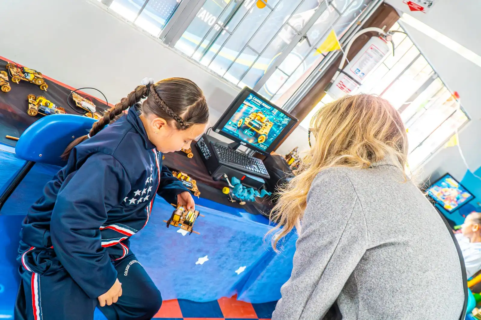 Estudiante en una actividad de tecnología con una docente en la Sede Norte